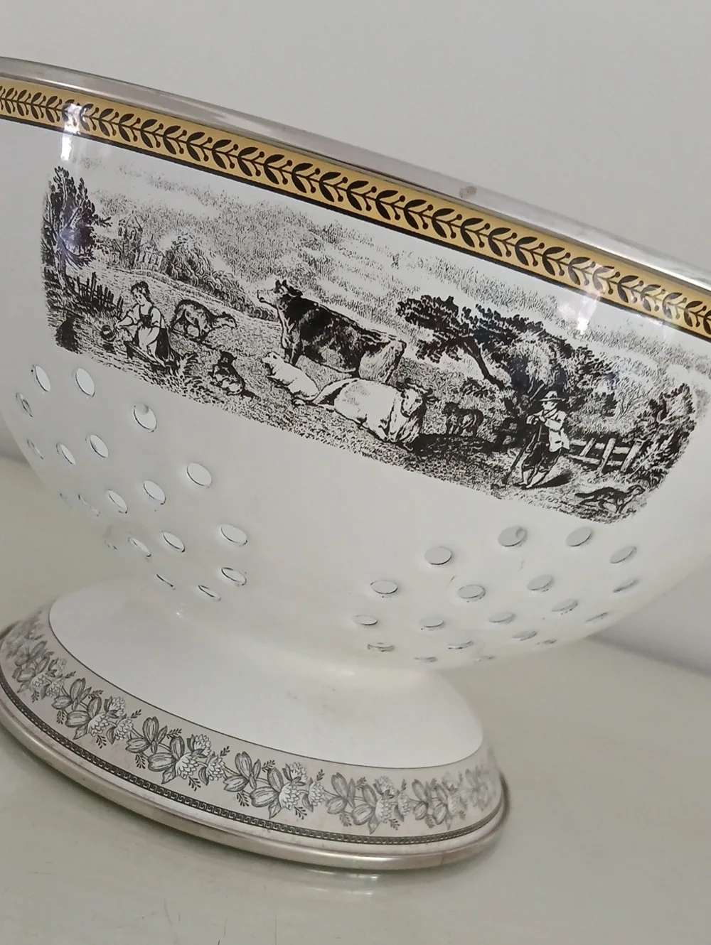 Villeroy & Boch AUDUN FERME Colander Enamel Black White Florals Pastoral Scene